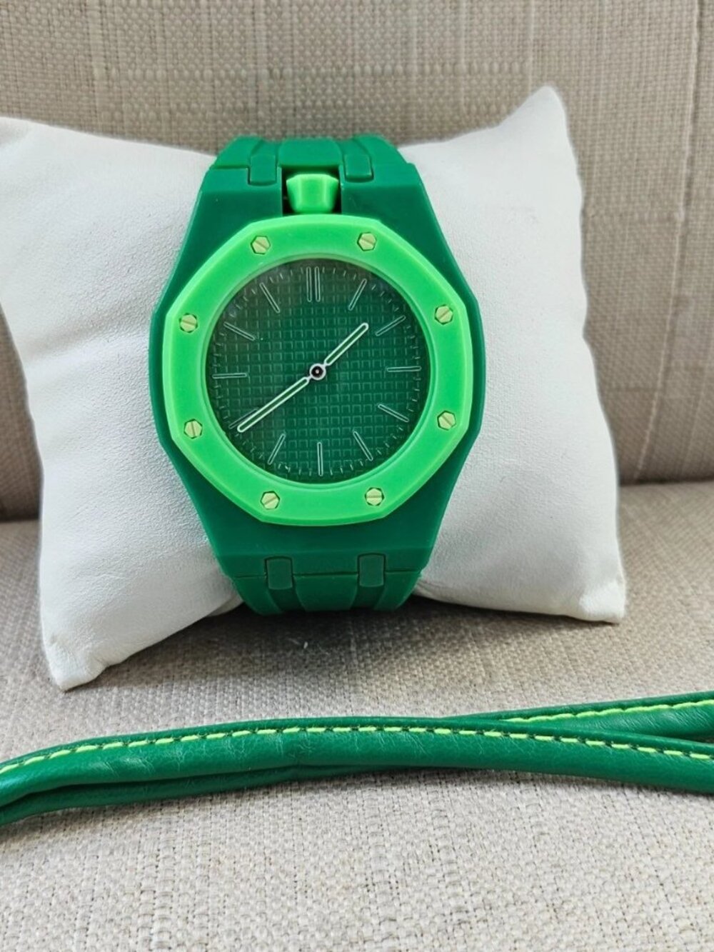 Fashion Wristwatch Green Rubber Band Sport Look Unisex Pocket Analog Watch